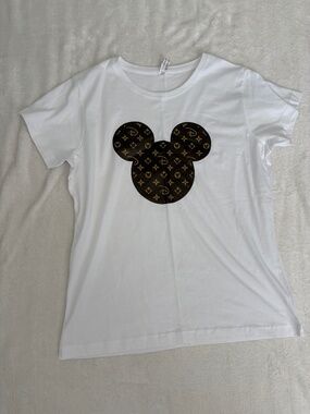 Live and tell Tee Women's L Disney Graphic Tee Short Sleeved